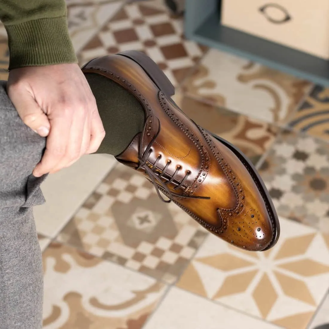 Richelieu fleuri en cuir cognac patiné