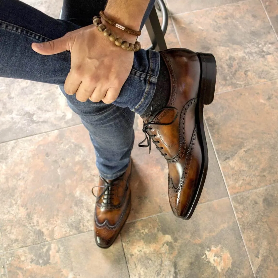 Richelieu fleuri en cuir patiné marron et cognac