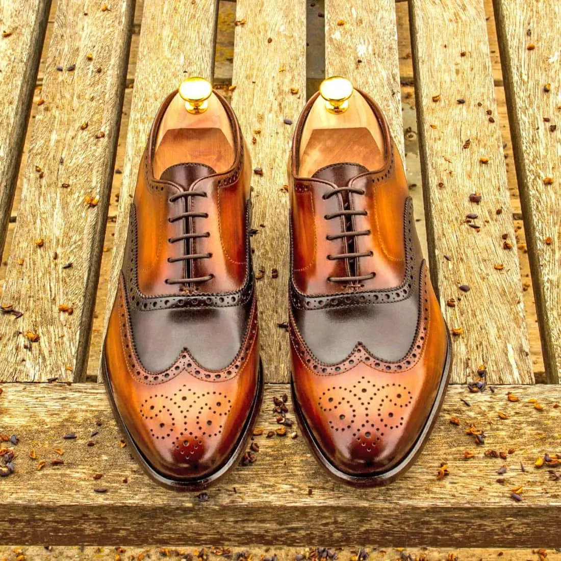 Richelieu fleuri en cuir patiné marron et cognac